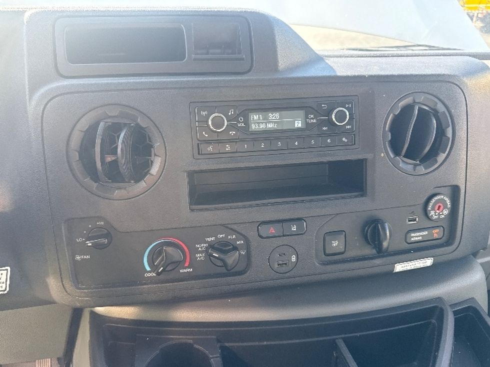 Light Duty Box Truck-Light and Medium Duty Trucks-Ford-2021-E350-Sun Valley-CA-121,582\n\t\tmiles-$ 27,250 - Image 25