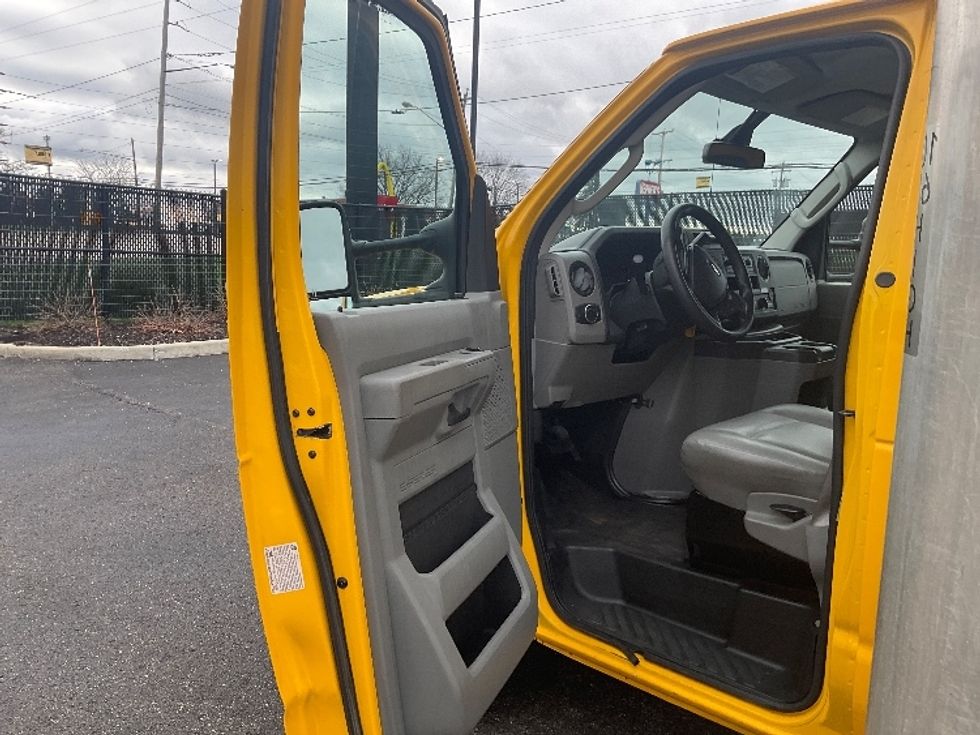Light Duty Box Truck-Light and Medium Duty Trucks-Ford-2022-E350-Akron-OH-104,990\n\t\tmiles-$ 26,250 - Image 16