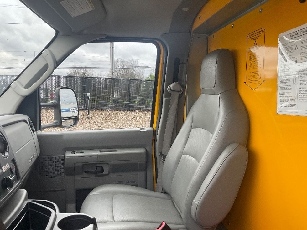 Light Duty Box Truck-Light and Medium Duty Trucks-Ford-2022-E350-Akron-OH-104,990\n\t\tmiles-$ 26,250 - Image 19