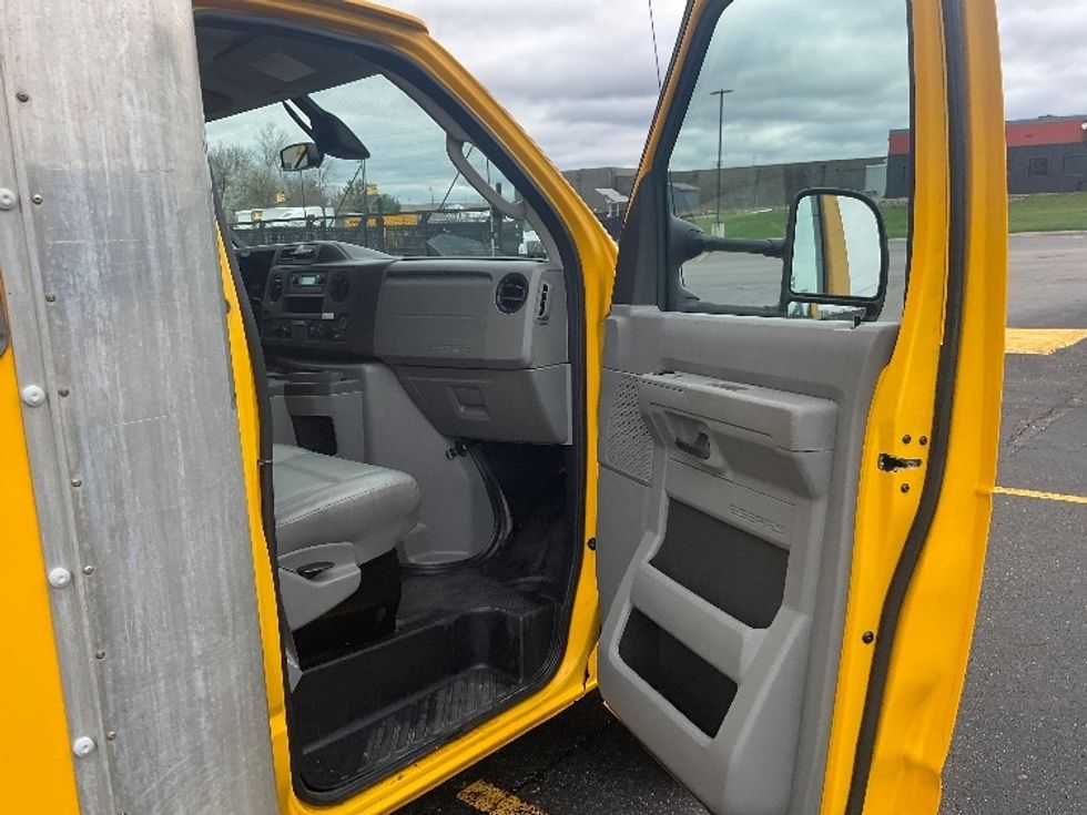 Light Duty Box Truck-Light and Medium Duty Trucks-Ford-2022-E350-Akron-OH-104,990\n\t\tmiles-$ 26,250 - Image 20
