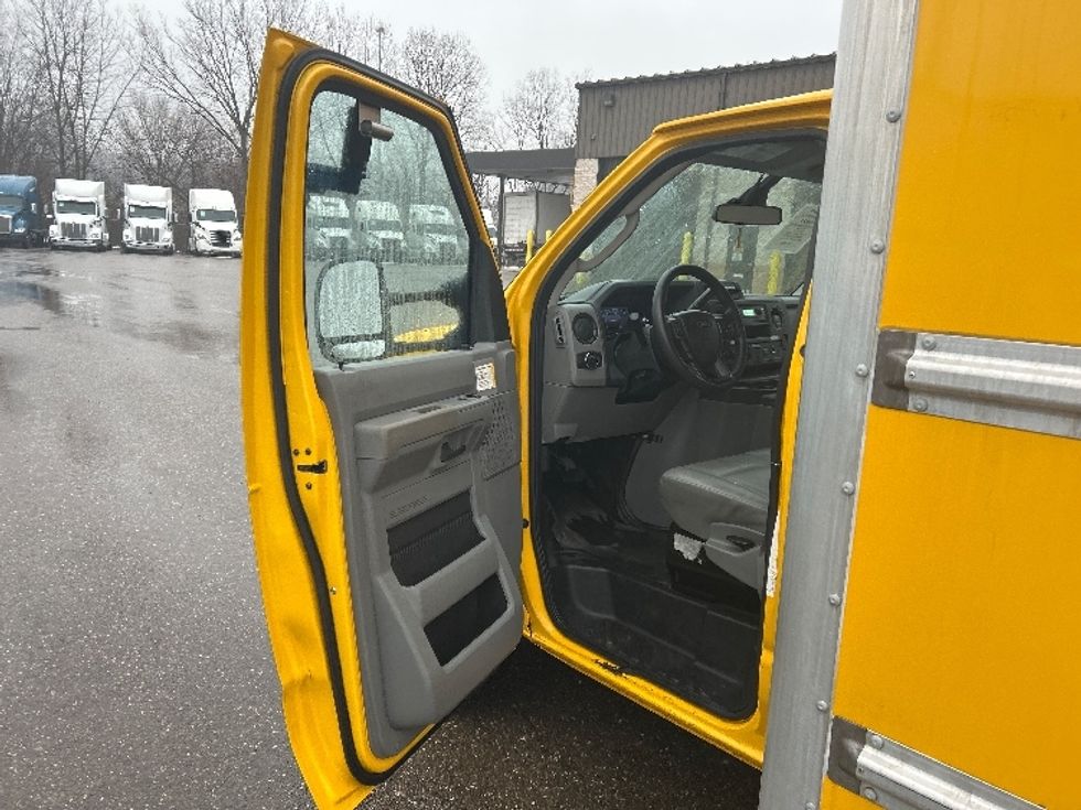 Light Duty Box Truck-Light and Medium Duty Trucks-Ford-2022-E350-Akron-OH-86,925\n\t\tmiles-$ 30,000 - Image 16