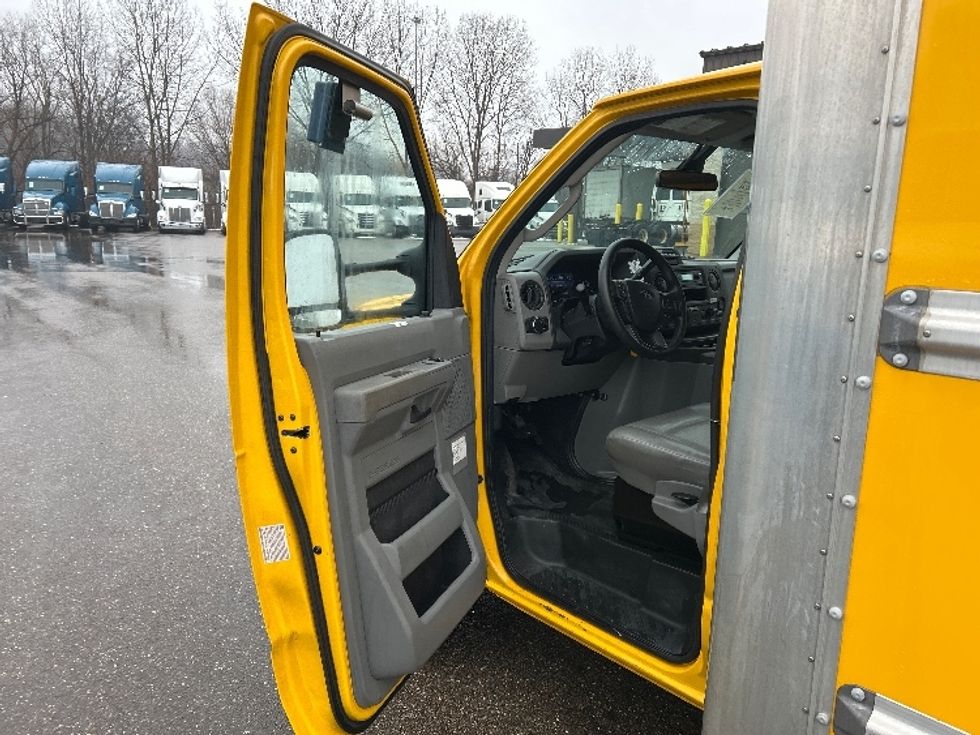 Light Duty Box Truck-Light and Medium Duty Trucks-Ford-2022-E350-Akron-OH-90,608\n\t\tmiles-$ 29,500 - Image 16
