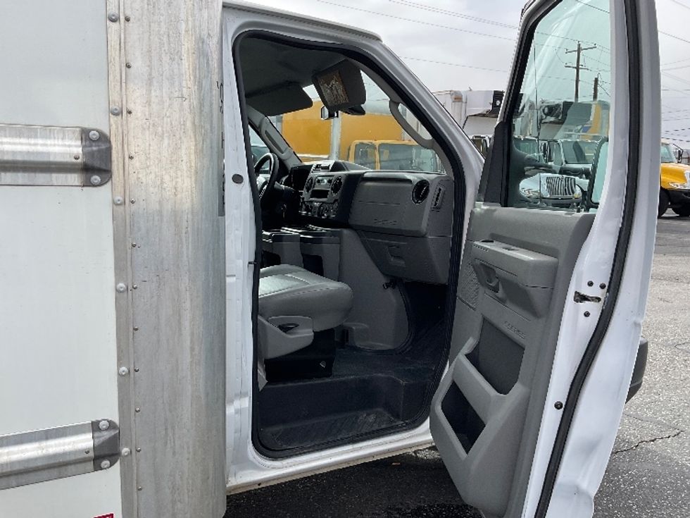 Light Duty Box Truck-Light and Medium Duty Trucks-Ford-2022-E350-Albuquerque-NM-119,526\n\t\tmiles-$ 29,000 - Image 17