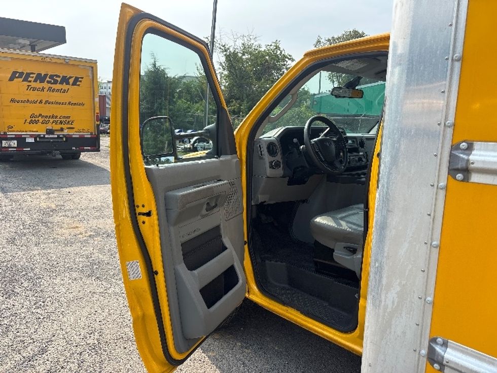 Light Duty Box Truck-Light and Medium Duty Trucks-Ford-2022-E350-Alexandria-VA-116,267\n\t\tmiles-$ 23,750 - Image 16