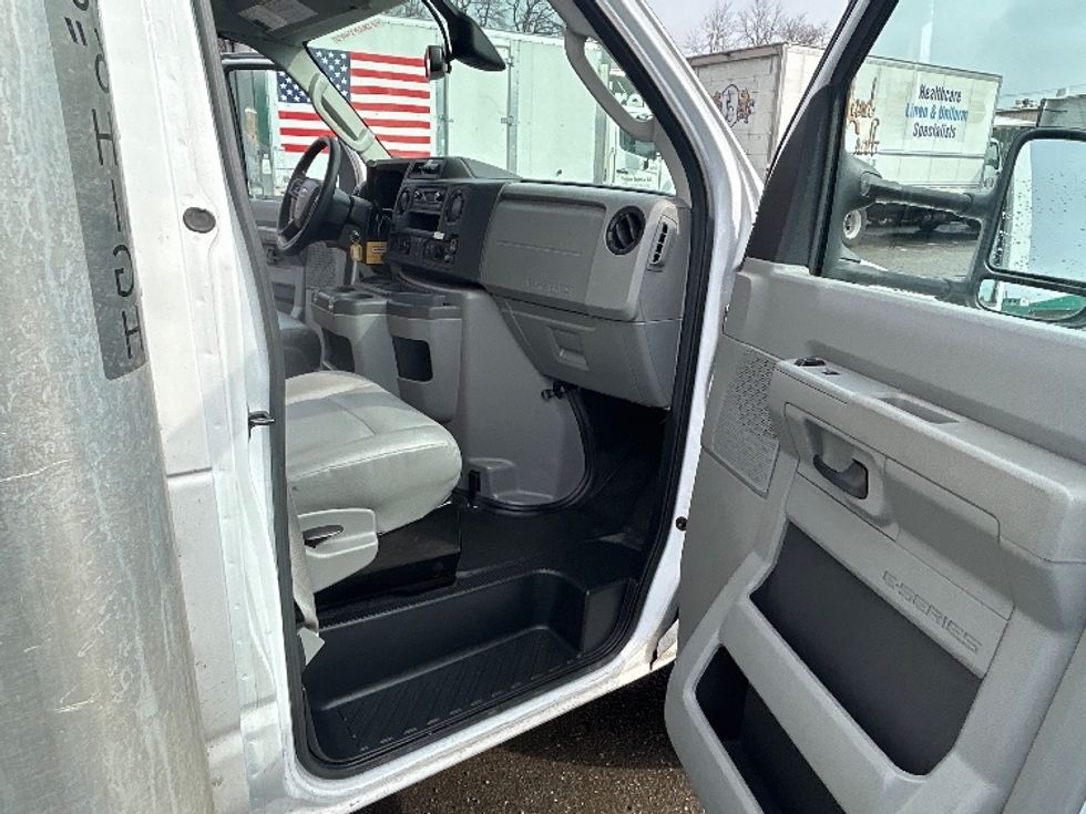 Light Duty Box Truck-Light and Medium Duty Trucks-Ford-2022-E350-Alexandria-VA-125,767\n\t\tmiles-$ 25,750 - Image 20