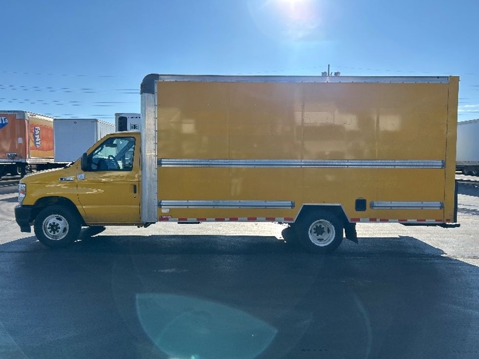 Light Duty Box Truck-Light and Medium Duty Trucks-Ford-2022-E350-Allentown-PA-100,477\n\t\tmiles-$ 27,000 - Image 4