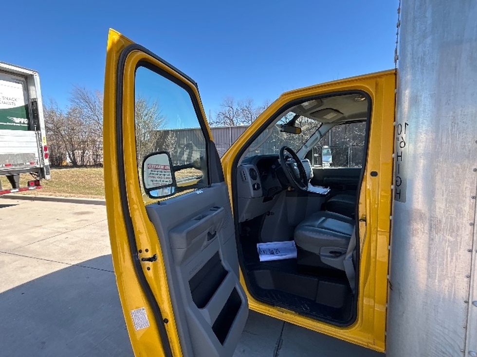 Light Duty Box Truck-Light and Medium Duty Trucks-Ford-2022-E350-Arlington-TX-105,514\n\t\tmiles-$ 27,000 - Image 13