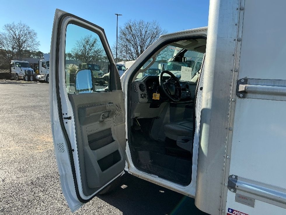 Light Duty Box Truck-Light and Medium Duty Trucks-Ford-2022-E350-Atlanta (Forest Park)-GA-98,291\n\t\tmiles-$ 32,500 - Image 16