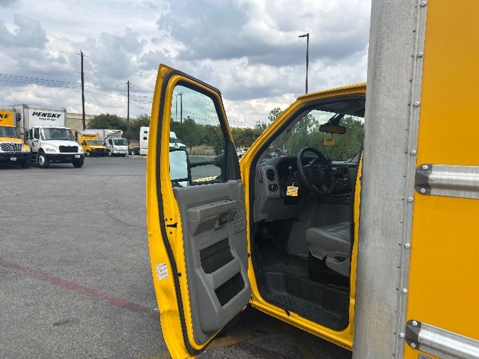Light Duty Box Truck-Light and Medium Duty Trucks-Ford-2022-E350-Austin-TX-100,919\n\t\tmiles-$ 27,500 - Image 16