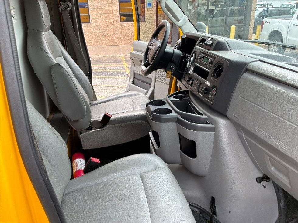 Light Duty Box Truck-Light and Medium Duty Trucks-Ford-2022-E350-Austin-TX-101,948\n\t\tmiles-$ 26,750 - Image 19