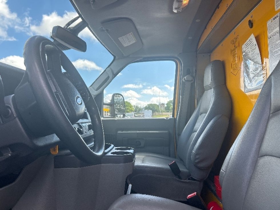Light Duty Box Truck-Light and Medium Duty Trucks-Ford-2022-E350-Austin-TX-118,441\n\t\tmiles-$ 23,250 - Image 19