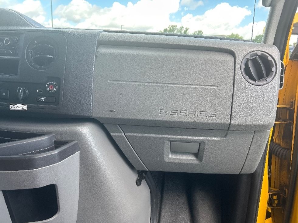 Light Duty Box Truck-Light and Medium Duty Trucks-Ford-2022-E350-Austin-TX-118,441\n\t\tmiles-$ 23,250 - Image 21