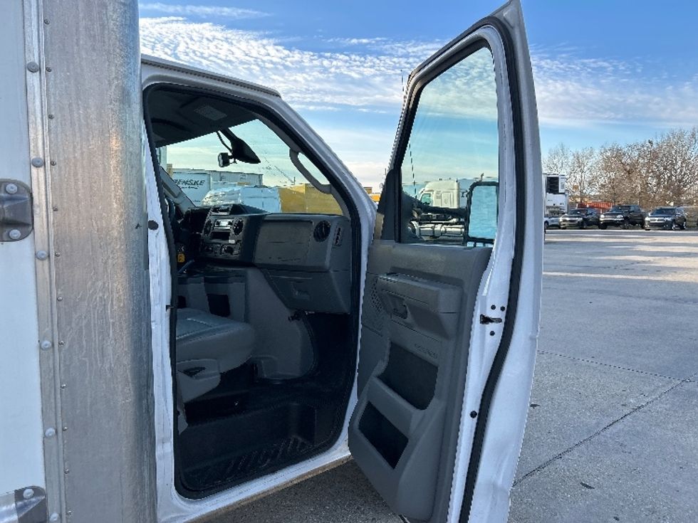 Light Duty Box Truck-Light and Medium Duty Trucks-Ford-2022-E350-Baton Rouge-LA-88,637\n\t\tmiles-$ 32,000 - Image 17