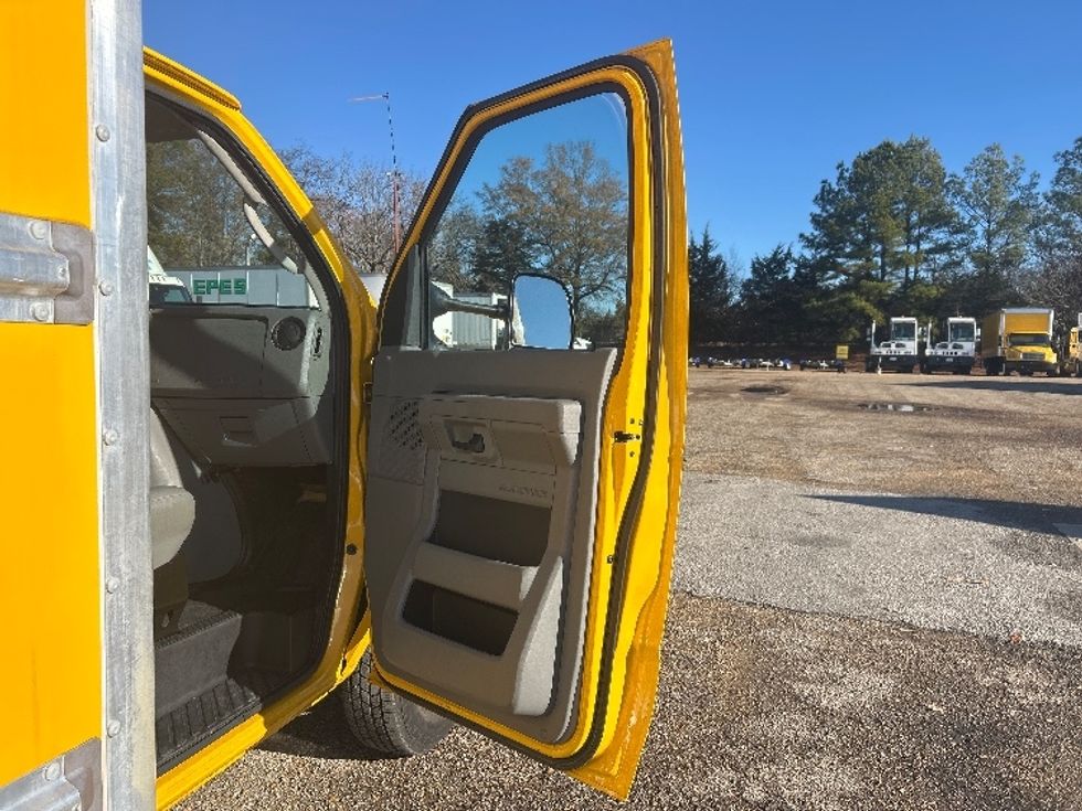 Light Duty Box Truck-Light and Medium Duty Trucks-Ford-2022-E350-Belden-MS-101,911\n\t\tmiles-$ 26,500 - Image 20