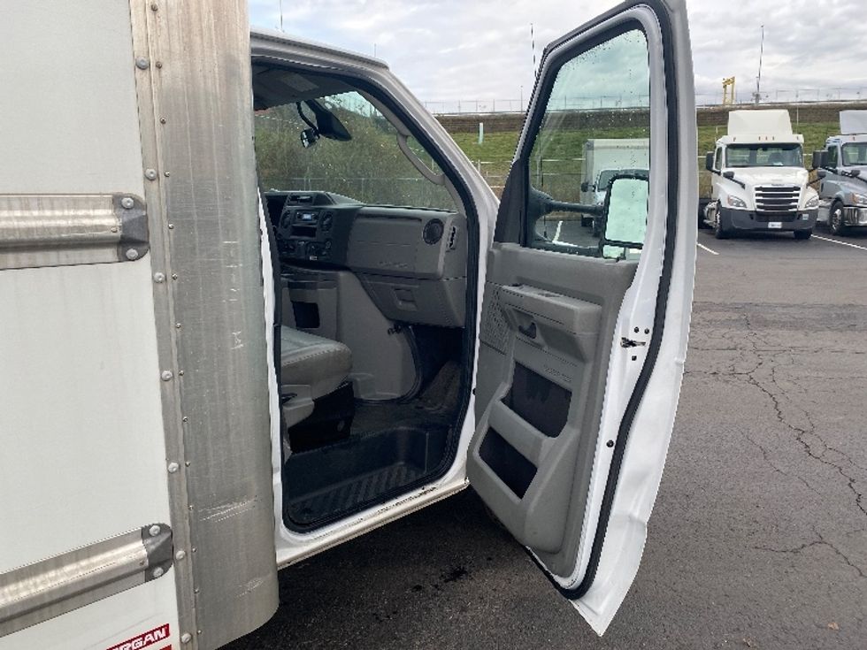 Light Duty Box Truck-Light and Medium Duty Trucks-Ford-2022-E350-Binghamton-NY-113,161\n\t\tmiles-$ 27,000 - Image 20