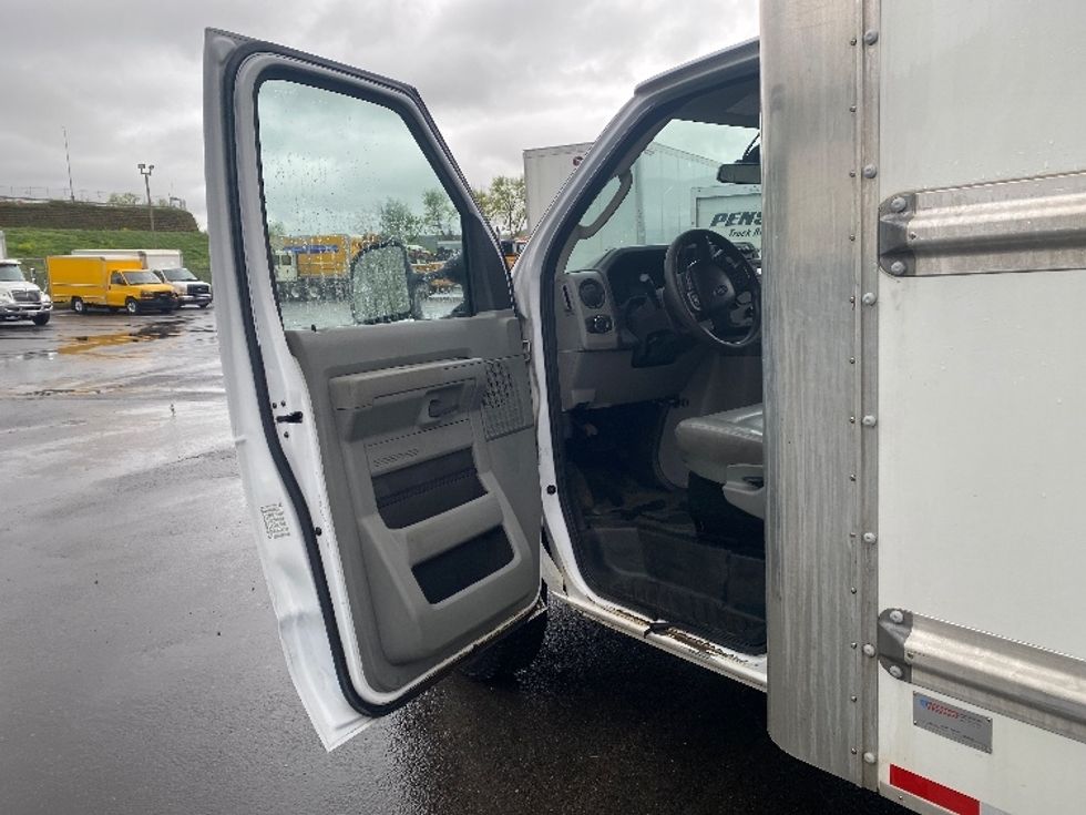 Light Duty Box Truck-Light and Medium Duty Trucks-Ford-2022-E350-Binghamton-NY-85,284\n\t\tmiles-$ 30,750 - Image 16