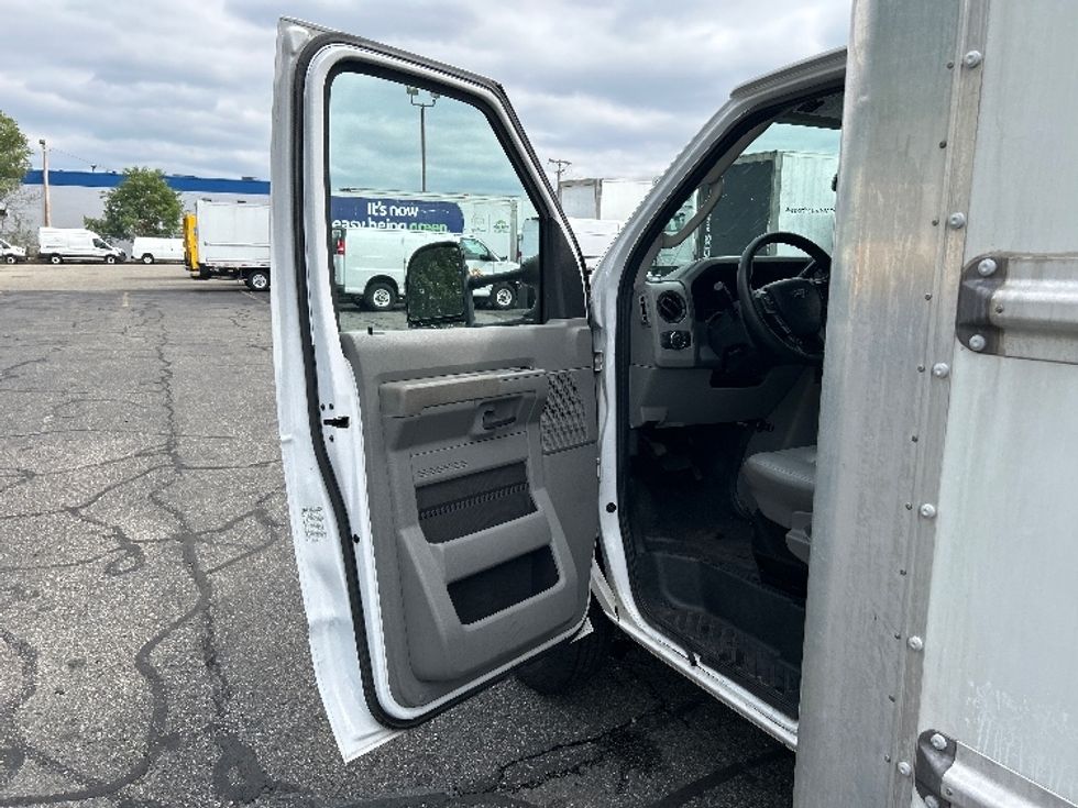Light Duty Box Truck-Light and Medium Duty Trucks-Ford-2022-E350-Braintree-MA-101,554\n\t\tmiles-$ 28,250 - Image 16