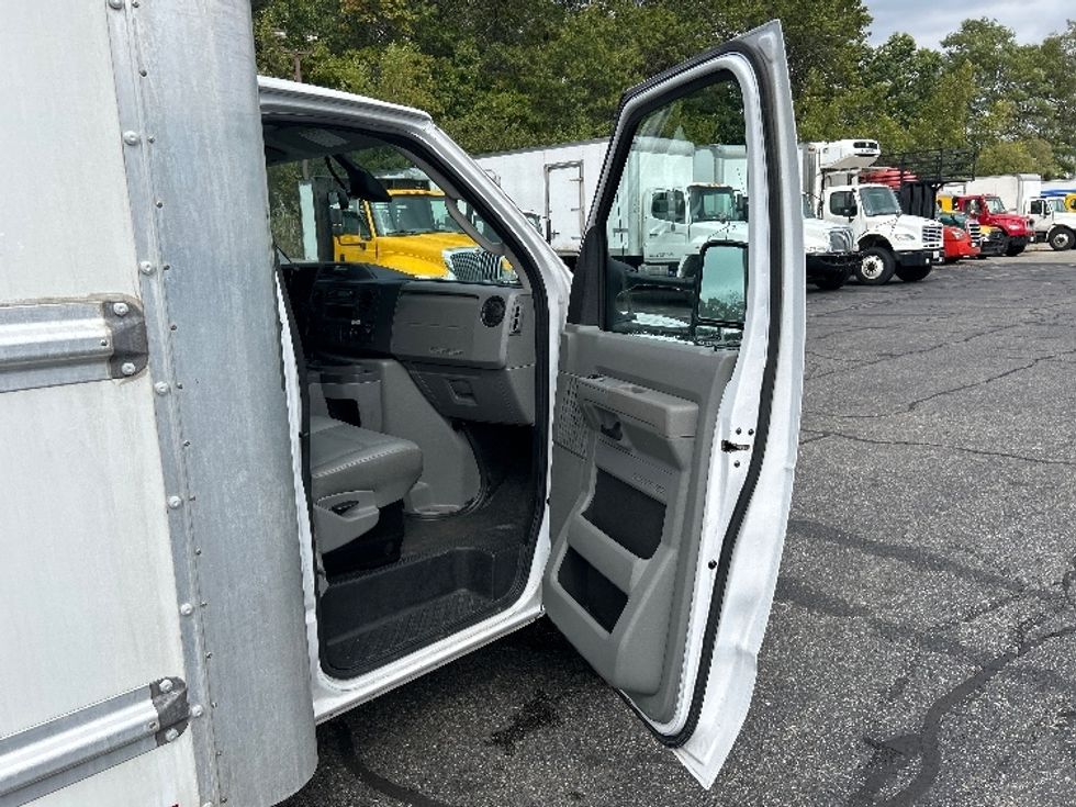 Light Duty Box Truck-Light and Medium Duty Trucks-Ford-2022-E350-Braintree-MA-101,554\n\t\tmiles-$ 28,250 - Image 17