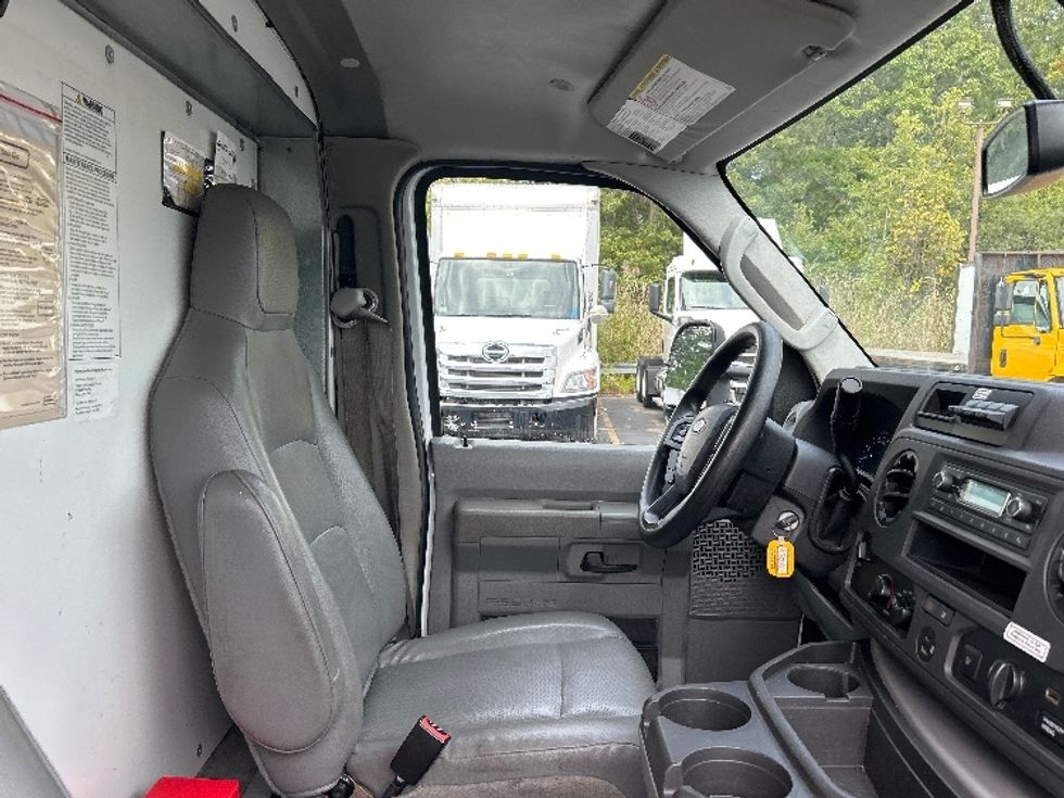 Light Duty Box Truck-Light and Medium Duty Trucks-Ford-2022-E350-Braintree-MA-101,554\n\t\tmiles-$ 28,250 - Image 22