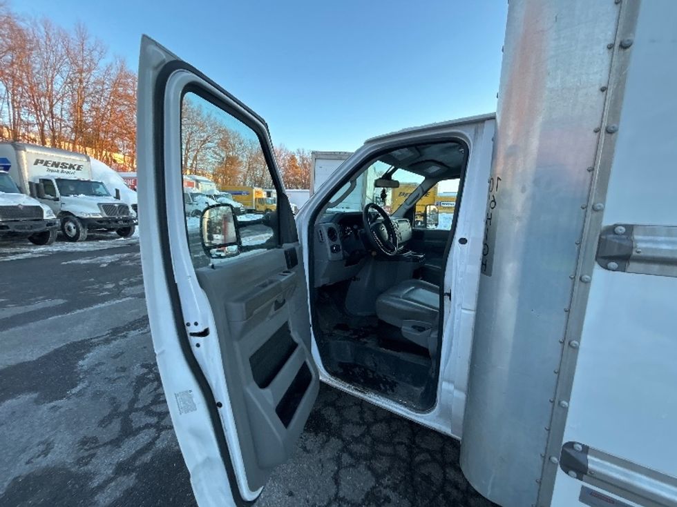 Light Duty Box Truck-Light and Medium Duty Trucks-Ford-2022-E350-Braintree-MA-125,511\n\t\tmiles-$ 23,250 - Image 12