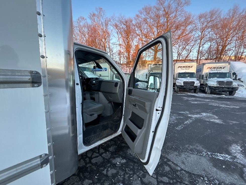 Light Duty Box Truck-Light and Medium Duty Trucks-Ford-2022-E350-Braintree-MA-125,511\n\t\tmiles-$ 23,250 - Image 16