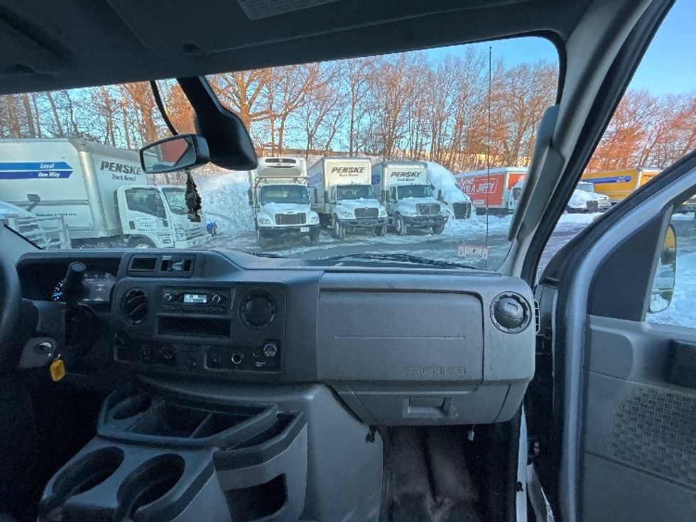 Light Duty Box Truck-Light and Medium Duty Trucks-Ford-2022-E350-Braintree-MA-125,511\n\t\tmiles-$ 23,250 - Image 17
