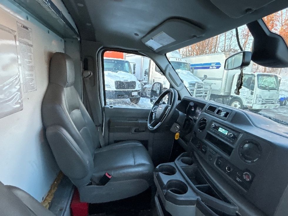 Light Duty Box Truck-Light and Medium Duty Trucks-Ford-2022-E350-Braintree-MA-125,511\n\t\tmiles-$ 23,250 - Image 18