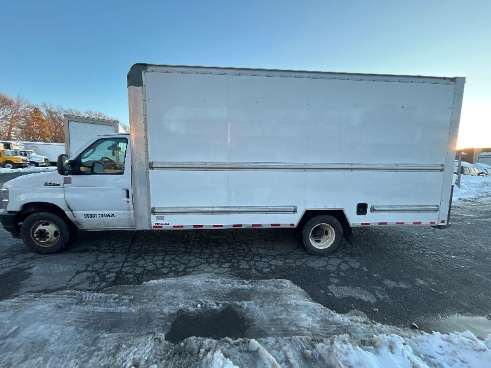 Light Duty Box Truck-Light and Medium Duty Trucks-Ford-2022-E350-Braintree-MA-125,511\n\t\tmiles-$ 25,000 - Image 4