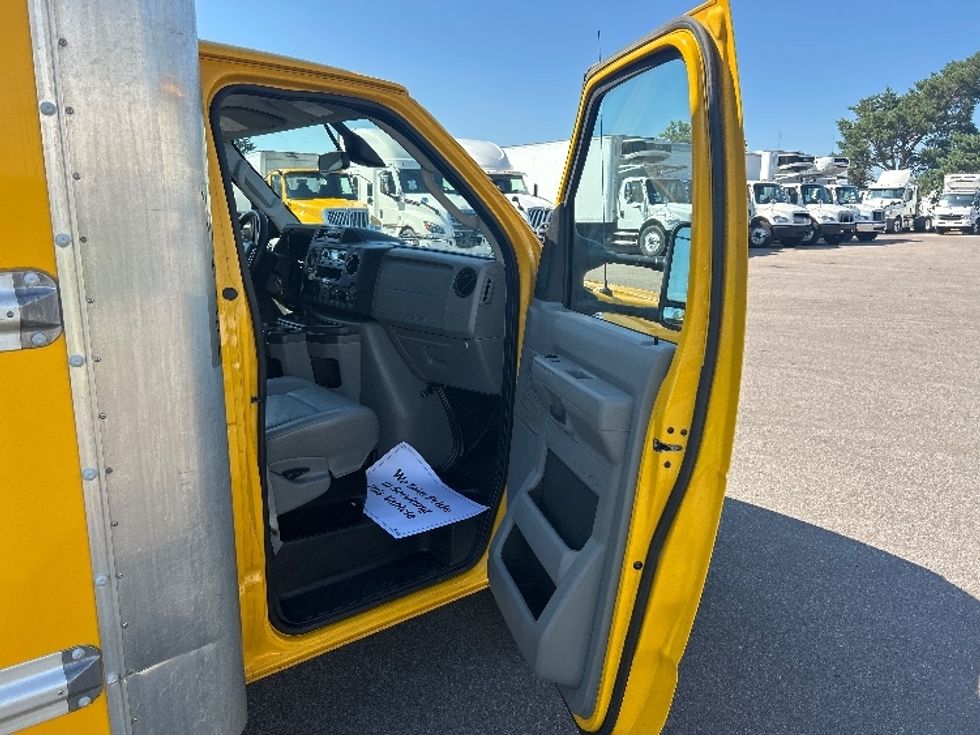 Light Duty Box Truck-Light and Medium Duty Trucks-Ford-2022-E350-Brooklyn Park-MN-140,034\n\t\tmiles-$ 20,750 - Image 16