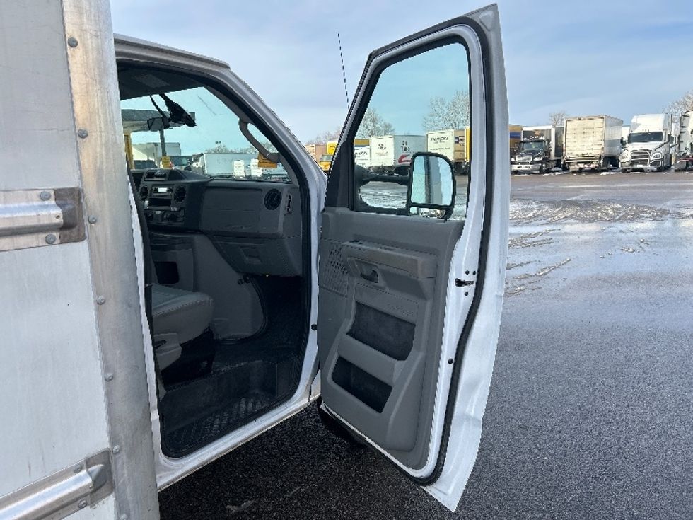 Light Duty Box Truck-Light and Medium Duty Trucks-Ford-2022-E350-Brooklyn Park-MN-75,548\n\t\tmiles-$ 33,750 - Image 19