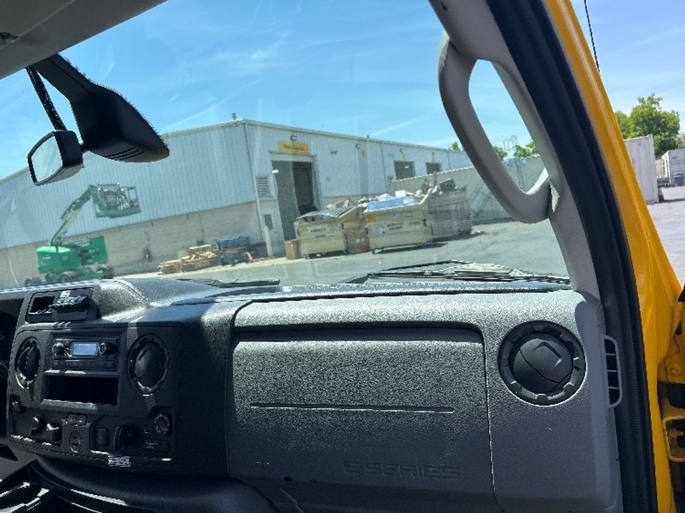Light Duty Box Truck-Light and Medium Duty Trucks-Ford-2022-E350-Ceres-CA-116,328\n\t\tmiles-$ 24,000 - Image 21