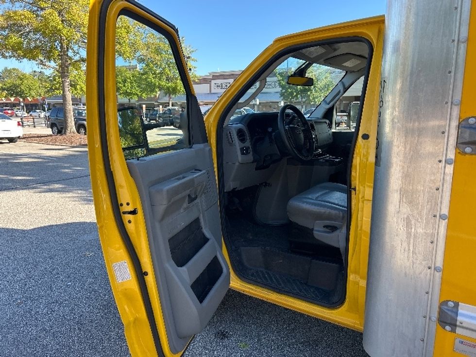 Light Duty Box Truck-Light and Medium Duty Trucks-Ford-2022-E350-Charlotte-NC-115,158\n\t\tmiles-$ 26,000 - Image 15