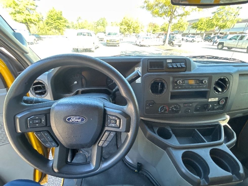 Light Duty Box Truck-Light and Medium Duty Trucks-Ford-2022-E350-Charlotte-NC-115,158\n\t\tmiles-$ 26,000 - Image 17