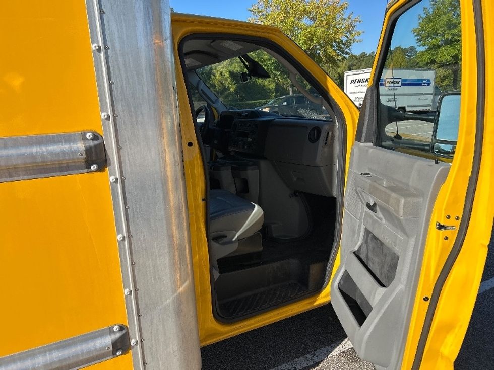 Light Duty Box Truck-Light and Medium Duty Trucks-Ford-2022-E350-Charlotte-NC-115,158\n\t\tmiles-$ 26,000 - Image 19