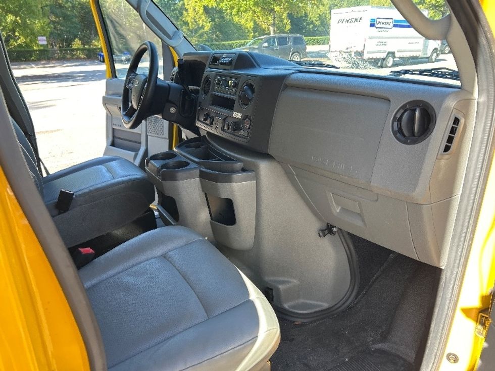 Light Duty Box Truck-Light and Medium Duty Trucks-Ford-2022-E350-Charlotte-NC-115,158\n\t\tmiles-$ 26,000 - Image 21
