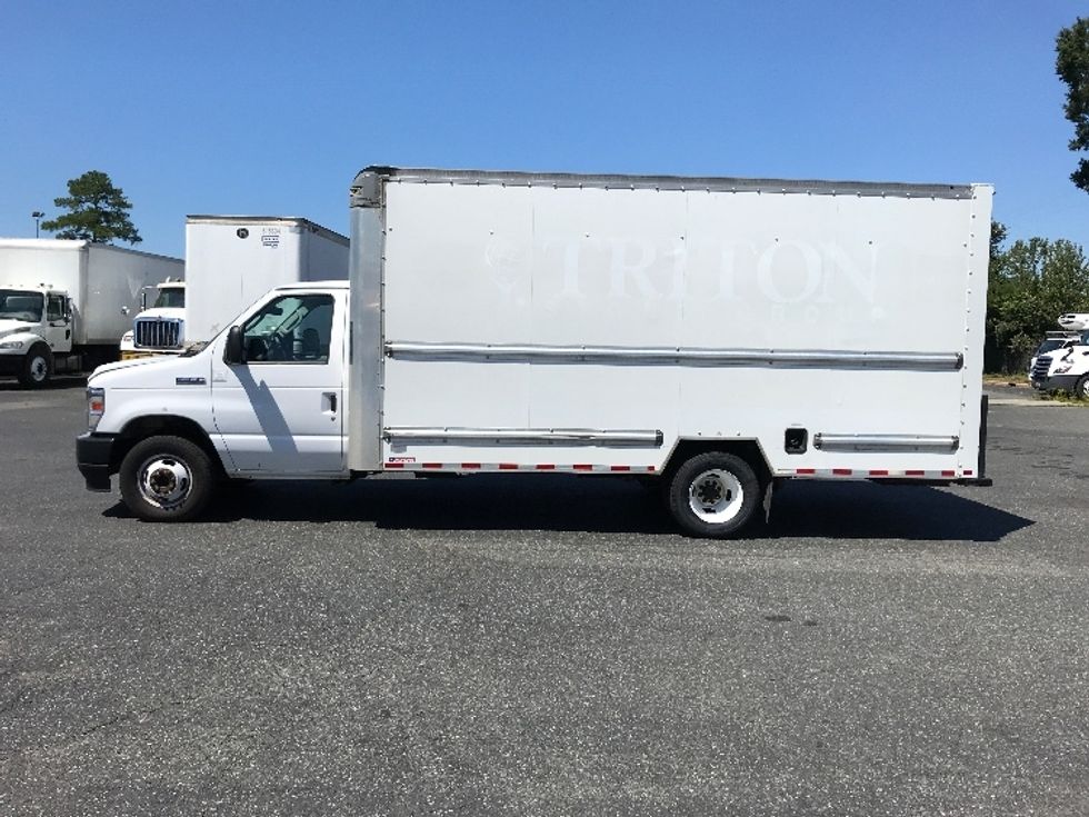 Light Duty Box Truck-Light and Medium Duty Trucks-Ford-2022-E350-Charlotte-NC-125,829\n\t\tmiles-$ 28,000 - Image 4