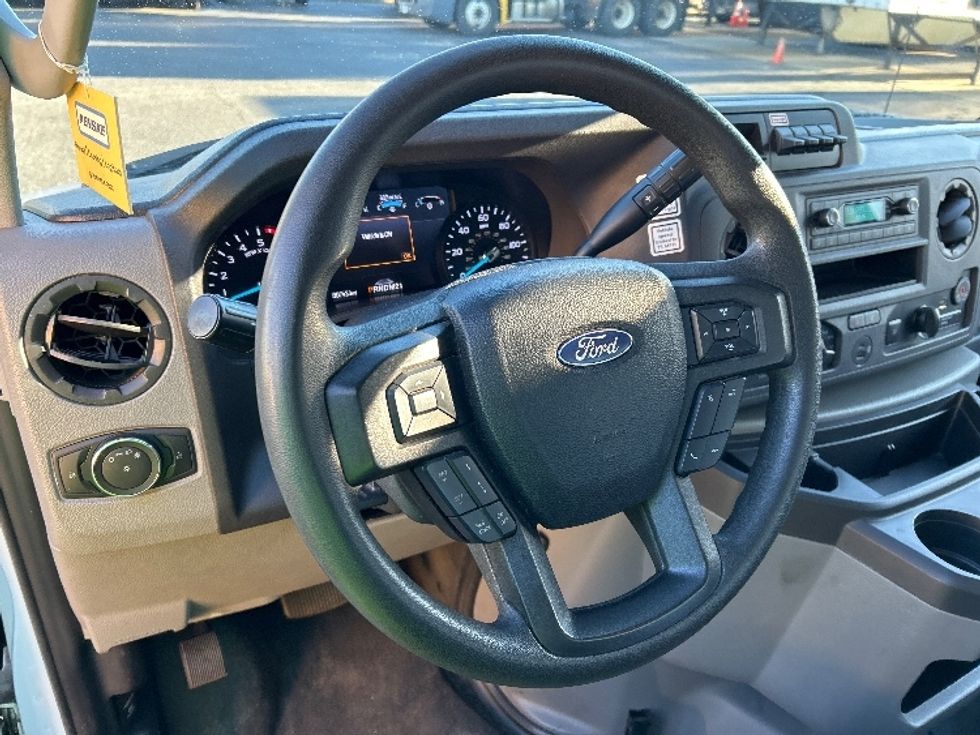 Light Duty Box Truck-Light and Medium Duty Trucks-Ford-2022-E350-Charlotte-NC-81,005\n\t\tmiles-$ 41,250 - Image 16