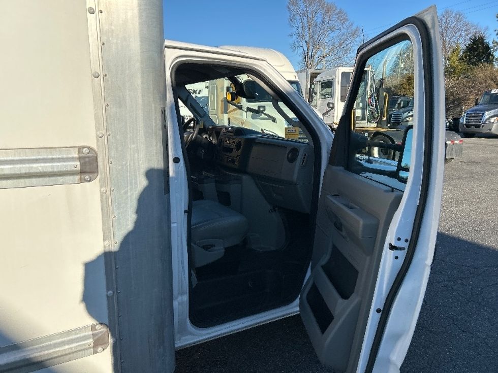 Light Duty Box Truck-Light and Medium Duty Trucks-Ford-2022-E350-Charlotte-NC-81,005\n\t\tmiles-$ 41,250 - Image 19