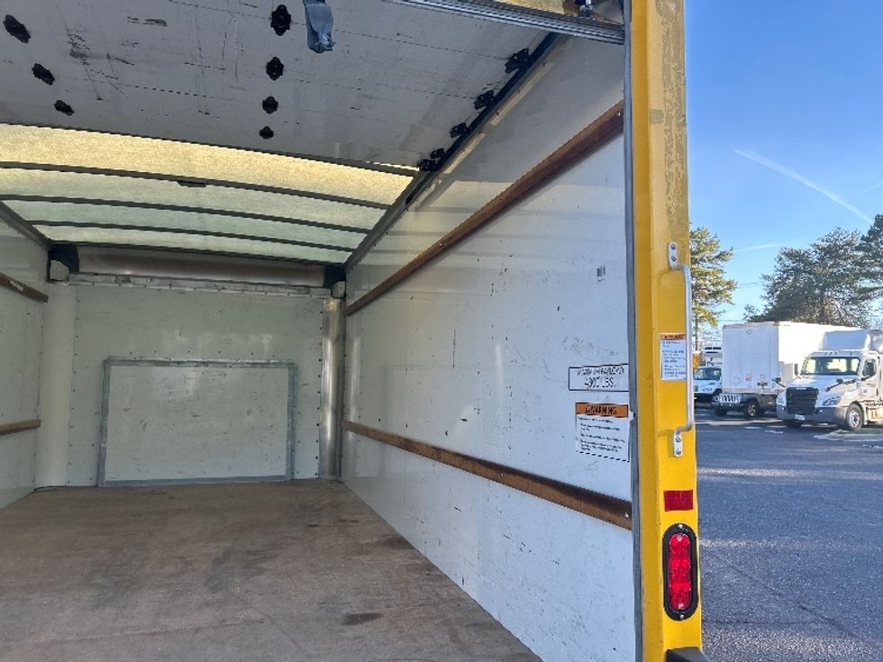 Light Duty Box Truck-Light and Medium Duty Trucks-Ford-2022-E350-Charlotte-NC-91,976\n\t\tmiles-$ 31,750 - Image 12