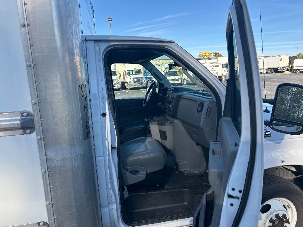 Light Duty Box Truck-Light and Medium Duty Trucks-Ford-2022-E350-Charlotte-NC-92,752\n\t\tmiles-$ 36,250 - Image 20