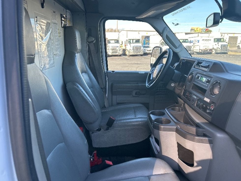 Light Duty Box Truck-Light and Medium Duty Trucks-Ford-2022-E350-Charlotte-NC-92,752\n\t\tmiles-$ 36,250 - Image 22