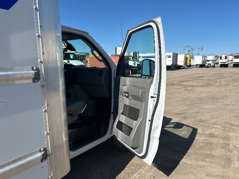 Light Duty Box Truck-Light and Medium Duty Trucks-Ford-2022-E350-Chester-VA-111,771\n\t\tmiles-$ 29,500 - Image 19
