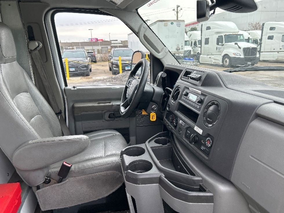 Light Duty Box Truck-Light and Medium Duty Trucks-Ford-2022-E350-Chicago (Melrose Park)-IL-89,139\n\t\tmiles-$ 32,750 - Image 22