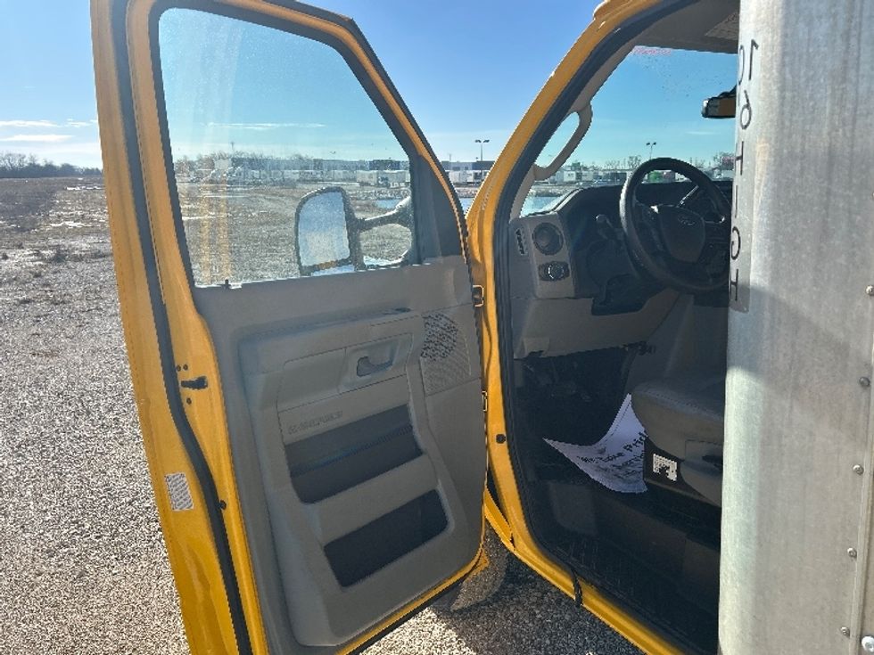 Light Duty Box Truck-Light and Medium Duty Trucks-Ford-2022-E350-Chicago (Melrose Park)-IL-96,756\n\t\tmiles-$ 28,750 - Image 15