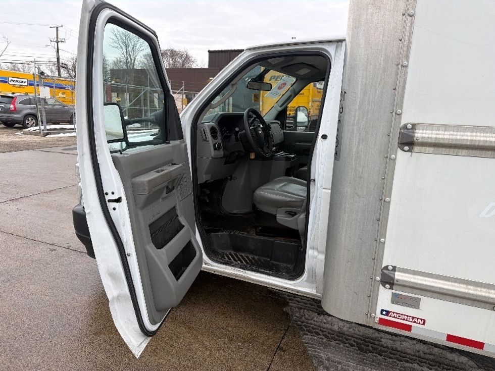 Light Duty Box Truck-Light and Medium Duty Trucks-Ford-2022-E350-Chicopee-MA-103,790\n\t\tmiles-$ 28,500 - Image 15