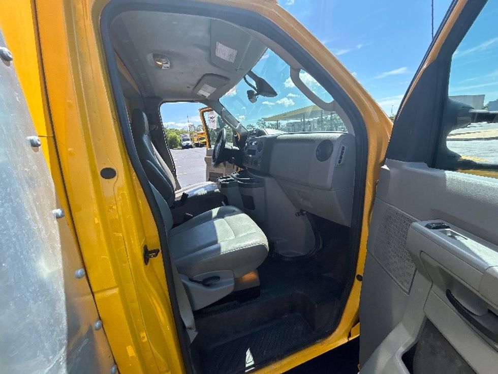Light Duty Box Truck-Light and Medium Duty Trucks-Ford-2022-E350-Chicopee-MA-142,960\n\t\tmiles-$ 20,500 - Image 22