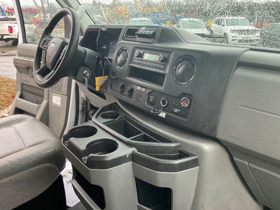 Light Duty Box Truck-Light and Medium Duty Trucks-Ford-2022-E350-Chicopee-MA-80,957\n\t\tmiles-$ 34,000 - Image 21