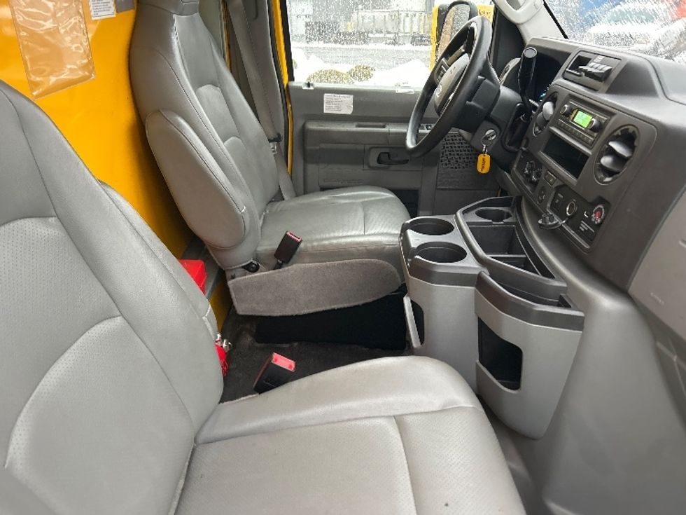 Light Duty Box Truck-Light and Medium Duty Trucks-Ford-2022-E350-Chicopee-MA-87,467\n\t\tmiles-$ 27,750 - Image 22