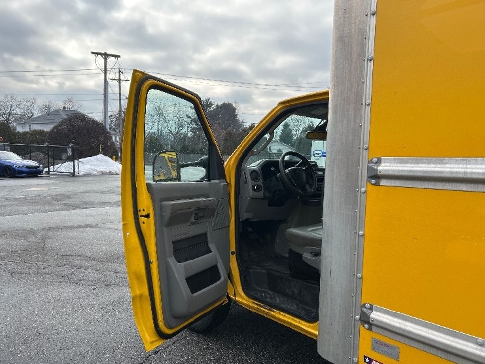 Light Duty Box Truck-Light and Medium Duty Trucks-Ford-2022-E350-Chicopee-MA-87,740\n\t\tmiles-$ 27,750 - Image 16