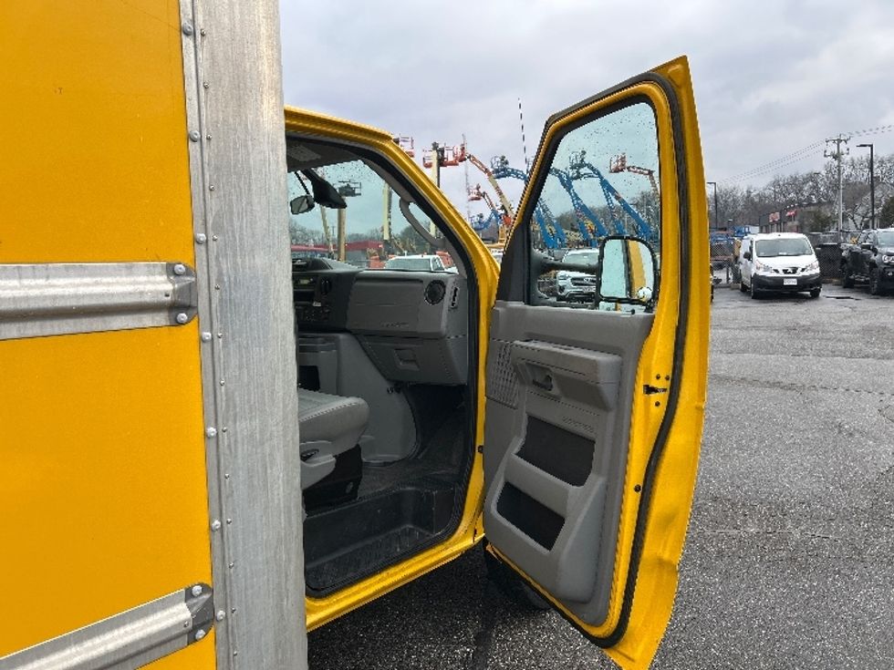 Light Duty Box Truck-Light and Medium Duty Trucks-Ford-2022-E350-Chicopee-MA-87,740\n\t\tmiles-$ 27,750 - Image 20